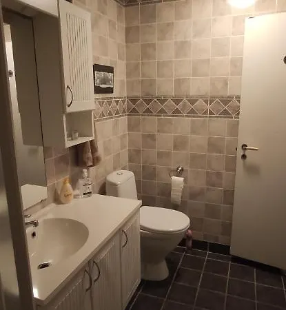 Sleeps 8 - 3 Bedrooms *