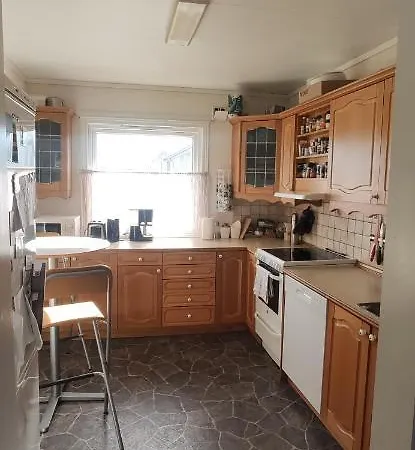 Sleeps 8 - 3 Bedrooms *