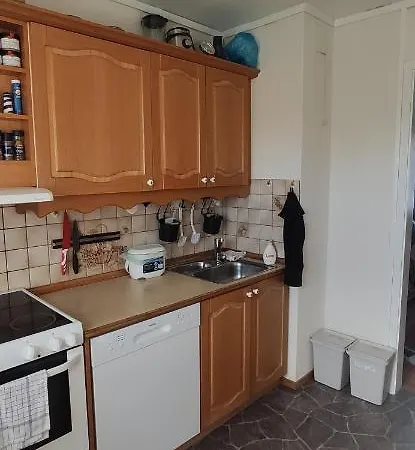 Sleeps 8 - 3 Bedrooms *