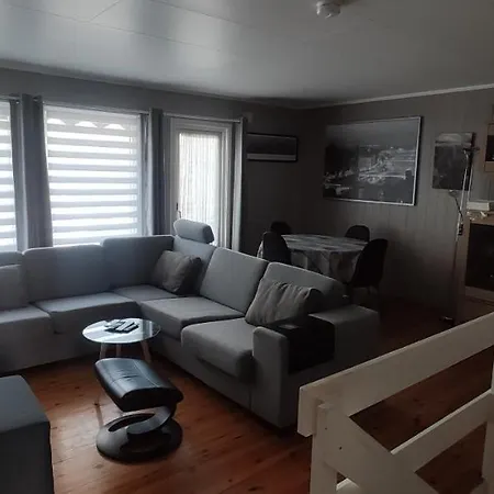 Sleeps 8 - 3 Bedrooms *
