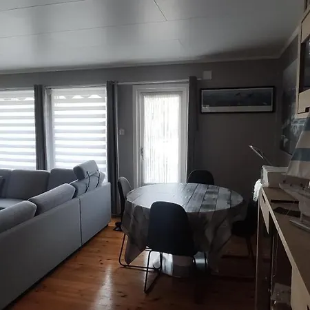 Apartment Sleeps 8 - 3 Bedrooms *