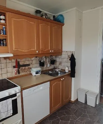 Sleeps 8 - 3 Bedrooms *